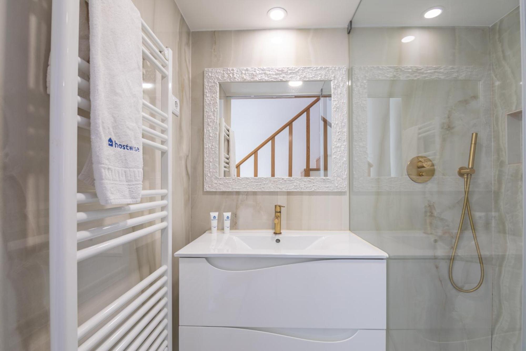 Deluxe Spacious Flats W Mezzanine By Host Wise Apartment Porto Room photo